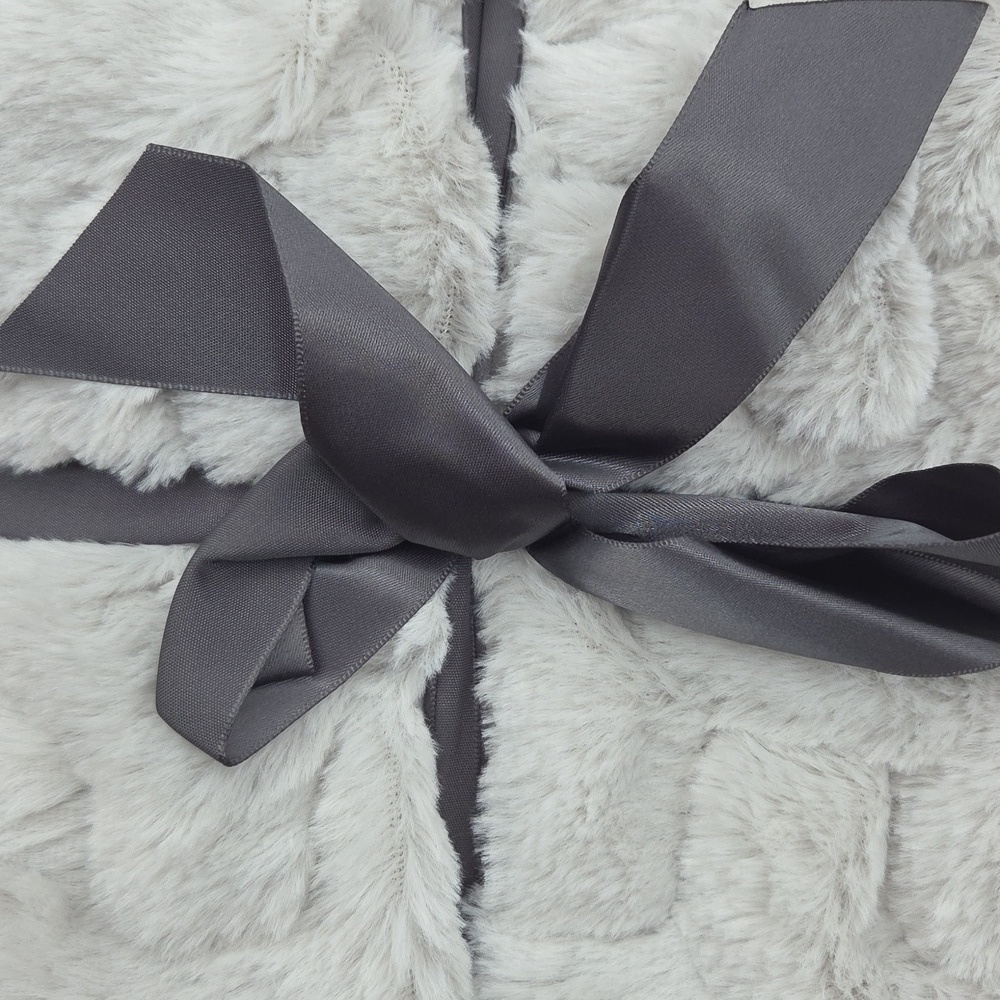Luxurious Light Grey Textured Blanket NEW - Picture 12 of 13